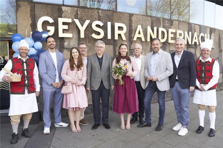 Eröffnung der Geysir-Saison 2026 am 22.03.2026 (v.l.n.r.: Bäckerjunge Markus Schommer, designierter Bürgermeister Sammy Labidi, Leutesdorfer Weinprinzessin Sina Mertesacker, 3. Beigeordneter Heribert Zins, Geschäftsführer der Geysir Andernach gGmbH Christian Heller, Leutesdorfer Weinkönigin Melina Riemenschnitter, 1. Beigeordneter Winfried Günther, Oberbürgermeister Christian Greiner, Bürgermeister Claus Peitz, Bäckerjunge Michael Steil vor dem Geysir Museum).Foto: Jan Bernstädt
