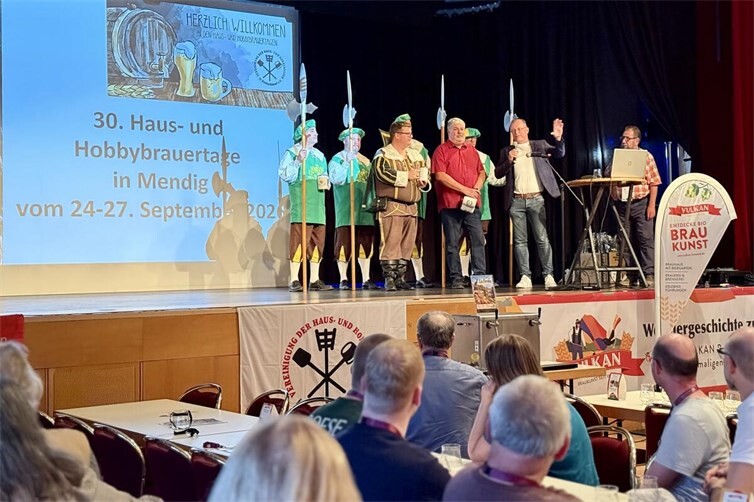 Eröffnung der Haus- und Hobbybrauertage 2026 durch VG-Bürgermeister Jörg Lempertz, Stadtbürgermeister Achim Grün und Bierkönig Gambrinus mit Gefolge.