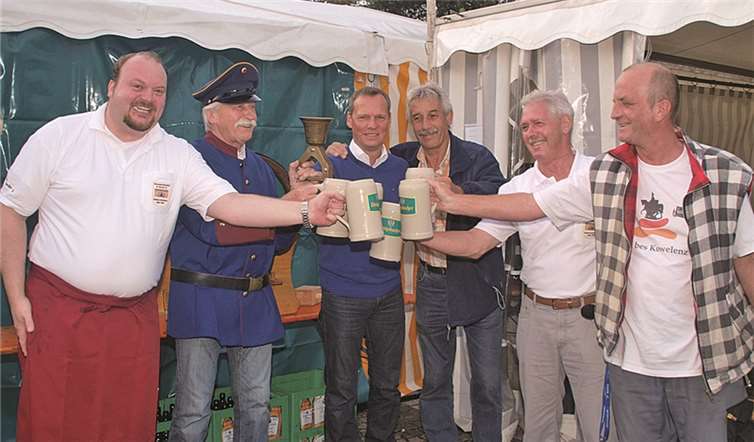 Eröffnung der Karthäuser Kirmes: Thorsten Schneider, Beisitzer im Vorstand der Karthäuser Kirmesgesellschaft, Schellemann Josef Jungen, Detlev Port, Brauerei, Vorstandsmitglied Erhard Maaß, Hans-Peter Zirwes, !.Vorsitzender der Kirmesgesellschaft, und Vorstandsmitglied Thomas Jungen (v. l.). US