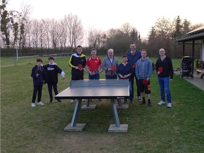 Eröffnung der Tischtennis Outdoor Sportaktivität auf dem Sportplatzgelände mit Vertreter der Sparkasse Mittelmosel EMH Frank Michels (rotes Trikot) , dem SV Vorstand und Peter Pitsch (3. von rechts) vom Gemeinderat Kail. Foto: SV Kail