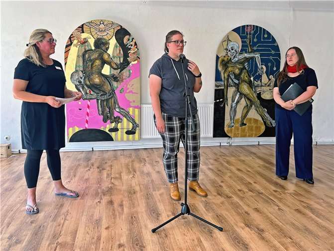 Eröffnung der Vernissage, v. l. n. r.: Sandra Irsch, Désirée Wickler und Elvira Mienert. Fotos: Ines Langs