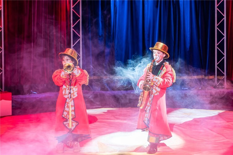 Eröffnung der Vorstellung durch die Clowns