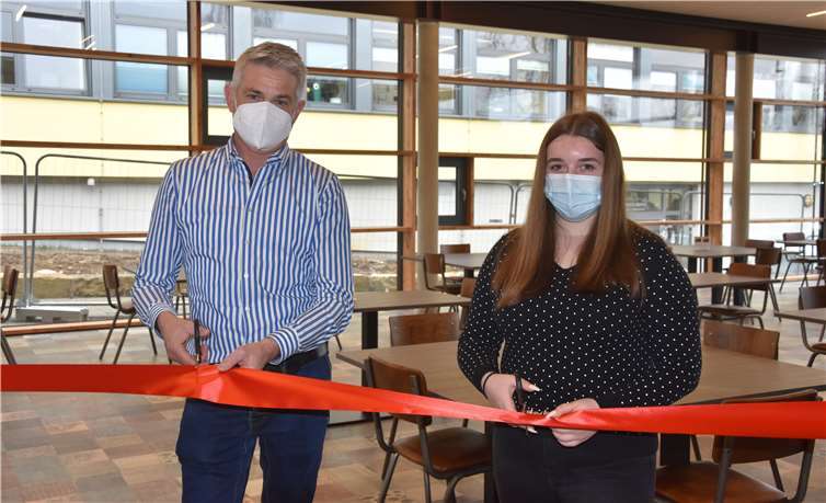 Eröffnung der neuen Schulmensa der Heinrich-Roth-Realschule plus durch Schulleiter Franz-Josef Gerz und Konrektorin Claudia Kugler-Müller. Fotos: privat