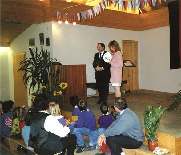 Eröffnung des Kindergartens im September 1993. Die damalige Leiterin, Frau Weber, ist mit Ortsbürgermeister Egon Schüller zu sehen.privat
