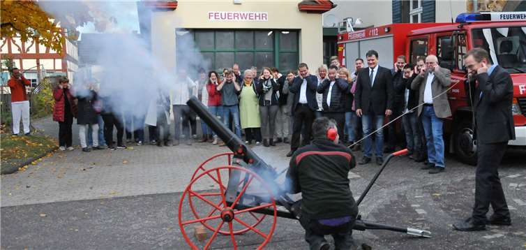 Eröffnung des Martinsmarktes mit „Geböller“ durch Bürgermeister Geron.