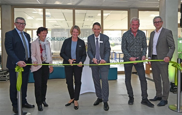 Eröffnung des Neubaus der Geschwister-Scholl-Hauptschule, von links: Erster Beigeordneter Hans Dieter Wirtz, Notburger Kunert, Technische Beigeordnete Bianca Lorenz, Bürgermeister Sven Schnieber, Peter Hauck und Bert Sluyter.