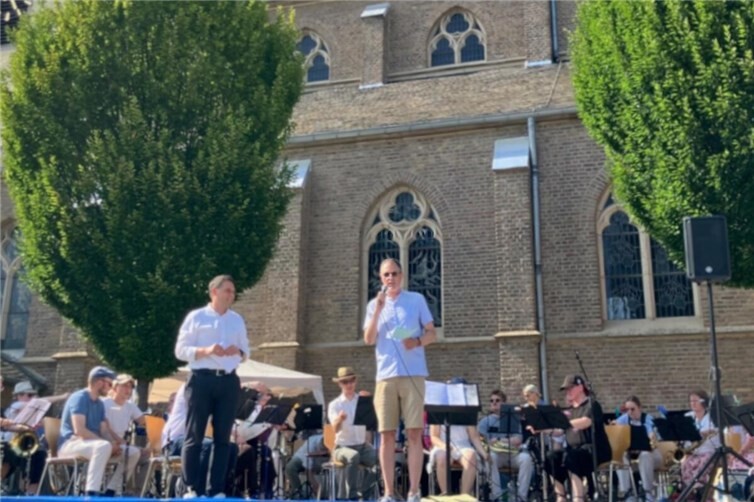 Eröffnung des Open-Air-Benefizklappstuhlkonzerts mit den „Tomburg Winds“ durch den Schirmherrn Bürgermeister Sven Schnieber und den Präsidenten Karl Böttcher des Lions Club Meckenheim-Wachtberg