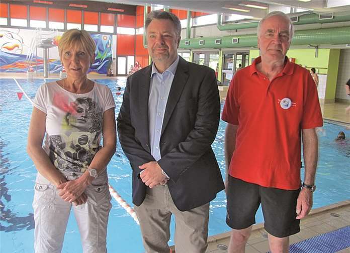 Eröffnung des Schwimmbadfests (v.li.): Hallenbad-Chefin Inge Amzehnhoff, stellvertretender Bürgermeister Michael Sperling und Fördervereinsvorsitzender Reinhold Poloczek.