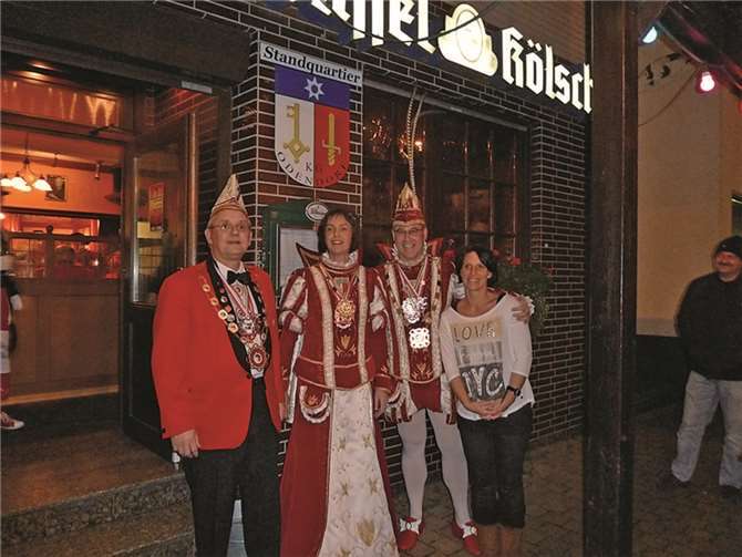 Eröffnung des Standquartiers der KG Odendorf in der Kultkneipe „Beim Büb“: (v.l.) Präsident Heiner Schumacher, Prinzenpaar Silke I. und Jürgen I. mit Kneipenwirtin Tina Kurth. privat