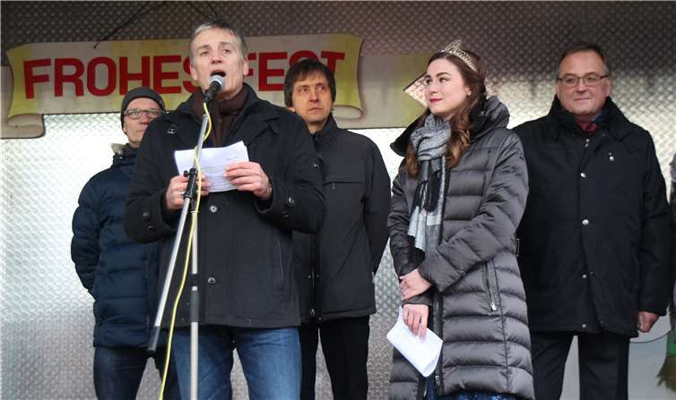 Eröffnung des Weihnachtsmarktes:(v.l.:) Holger Klemm, Norbert Heidgen, Andreas Windscheif, Brunnenkönigin Laura I. und Bernd Weidenbach.