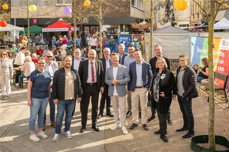 Eröffnung des ersten Feierabendmarkts: Ellen Tappe (GWG), Erster Beigeordneter Peter Diewald, Stadtratsmitglied Christoph Scheuer, Geschäftsführer Andreas Lambeck (AMG), Vorstandvorsitzender Guido Mombauer (KSK Ahrweiler), Bürgermeister Guido Orthen, Ortsvorsteher Richard Lindner, Stadtratsmitglied Rolf Deißler, Vorsitzender Volker Danko (GWG), Pascal Rowald (designierter Bürgermeister), Citymanager Florian Hüsson, Tanja König (AWO) und Patrick Küpper (Grüncard).