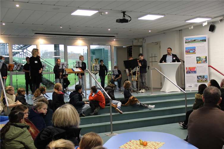 Eröffnung durch Schulleiter Herr Bajraktari und die Bläserklasse 6b.  Fotos: Verena Kölb