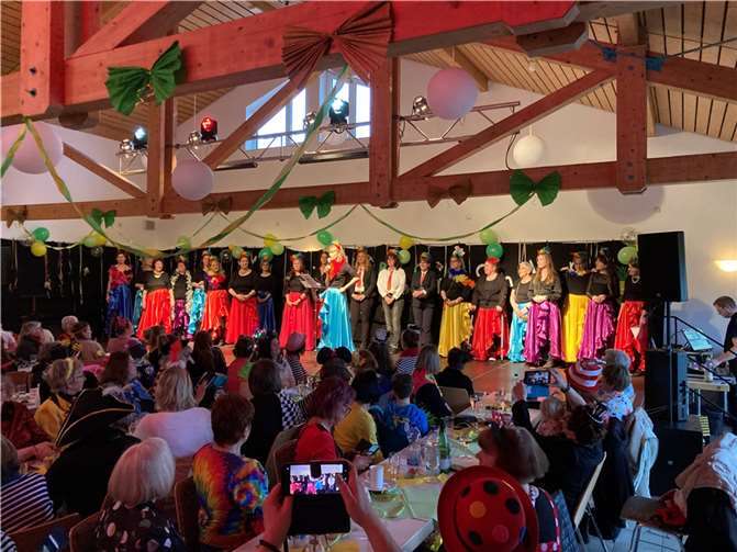 Eröffnung mit Pauken und Trompeten: Die Kappensitzung in Marienrachdorf. . Quelle: Ortsgemeinde Marienrachdorf