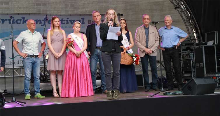 Eröffnung v.li. Berny Abt Stadtbürgermeister; Svenja Clos (Page); Laura Lotz (Bartholomäusmarktkönigin); Uwe Bruchhäuser; Verbandsbürgermeister (Bad Ems-Nassau); Alexandra Hermann, Rosenkönigin 2019/20; Thomas Wilhelmi Staatsbad Bad Ems; Landrat Frank Puchtler; Gastgeberin Nina Jörnhs. Fotos: MFU