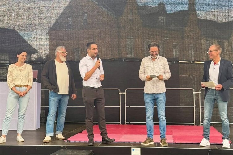 Eröffnung von „VEREINT in Rheinbach“ mit Oliver Wolf vom Gewerbeverein Rheinbach, Bürgermeister Dr. Daniel Phiesel und weitere Beteiligte.