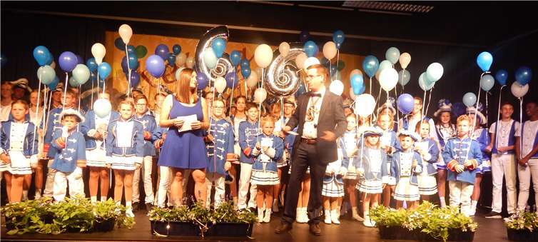 Eröffnungsbild der Blauen Funken & Amazonen Kettig; im Vordergrund die Moderatoren Anne Klein (links) und Markus Kiefer.privat