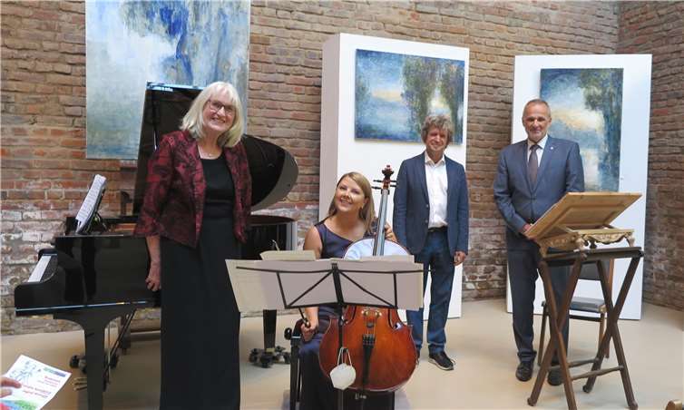 Eröffnungskonzert: (v.l.) Ingrid Wessels und Natalia Kazakova mit Gastgeber Michael Franke und Bürgermeister Jörg Schmidt. Foto: Gemeinde Wachtberg/mm