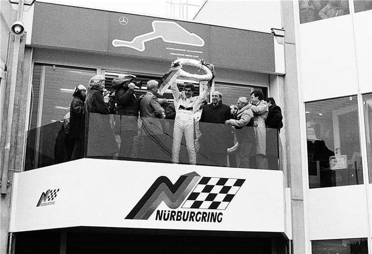 Eröffnungsrennen des neuen Grand-Prix-Kurses auf dem Nürburgring, 12. Mai 1984 mit 20 Top-Rennfahrern auf 20 identischen, damals neuen Mercedes-Benz Typ 190 E 2.3-16 (W 201). Ayrton Senna da Silva (Brasilien) gewinnt.