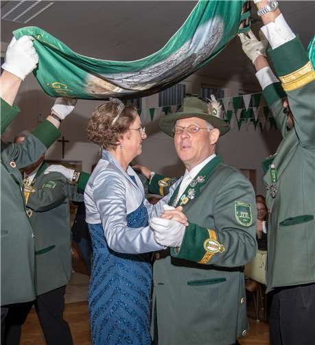 Eröffnungstanz des Schützenkönigspaares unter der Fahne der Bruderschaft.
