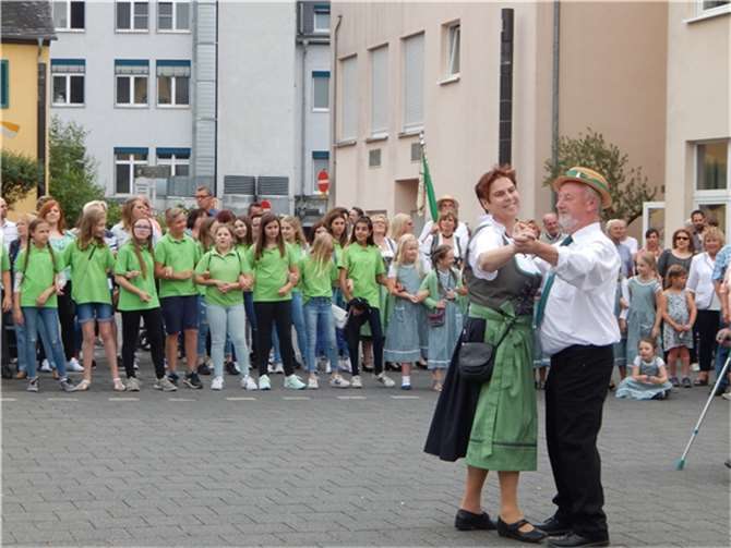 Eröffnungstanz mit KUK-Damen.