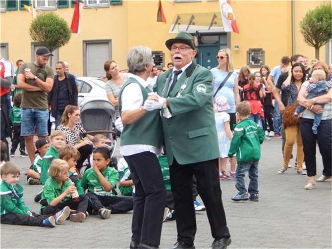 Eröffnungstanz mit Schützenkönig Reiner Meyer und Dame.