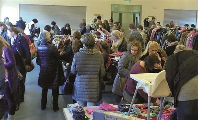 Erpel. Seit vielen Jahren gibt es den bekannten Kinderkleider- und Spielzeugmarkt in Erpel. Zweimal im Jahr, im Frühjahr und Herbst, werden Kinderkleidung, Spielzeug, Fahrräder, Kinderwagen und vieles mehr in den Räumen des Bürgersaals und im Kindergarten angeboten. Schirmherr der Veranstaltung ist der Förderverein, tatkräftig vom Elternrat und vielen freiwilligen Helfern sowie Kuchenspendern unterstützt. 15 Prozent des Verkaufserlöses sowie der gesamte Gewinn der Cafeteria gehen an den Kindergarten und kommen somit direkt den Kleinen zugute.privat