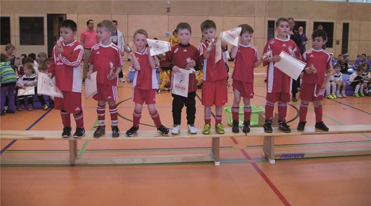 Erpel/Windhagen. Die Bambini des FV Rot Weiss Erpel nahmen beim Bambini-Turnier in Windhagen teil. Es war wieder eine gelungene Veranstaltung, bei dem die Erpeler Kicker viel Spaß hatten. Bei zwei Siegen, zwei Unentschieden und einer Niederlage präsentierten sich die Jungs prima und steigern sich von Turnier zu Turnier.privat