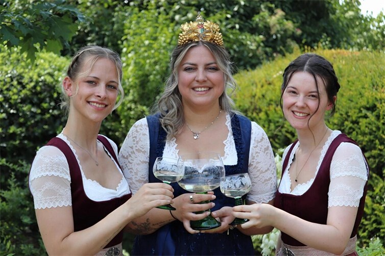 Erpeler Weinkönigin Celina mit ihren Weinprinzessinnen Kira (links) und Gina (rechts).