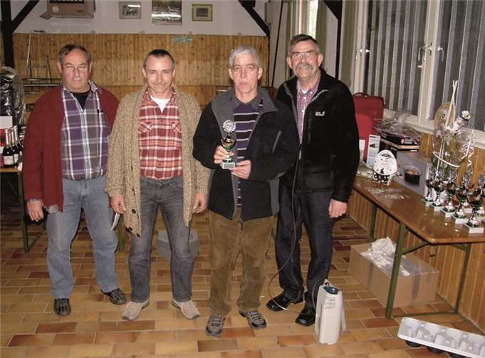 Errang Platz sechs: die Herrenmannschaft aus Bell mit (v. l.) Bundesmeister Jürgen Rausch, Hendryk Immisch, Peter Rausch, Heinz Breil; es fehlen G. Greßler, H.. Schneider, F. Schmitz, W. Wiesner, H. G. Krajewski und W. Rothbrust.
