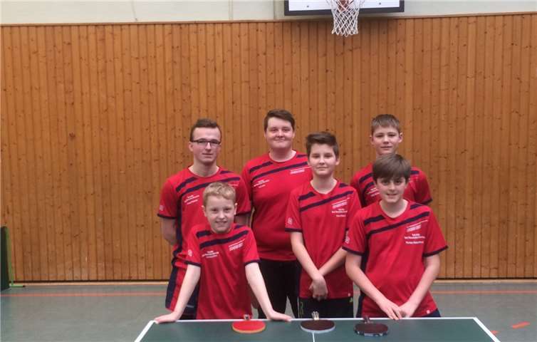 Erreichten jeweils das Endspiel der Regionspokalendrunde: Jonas Stephani, Lars Jeub und Robin Bachem (1. Jugend - hintere Reihe) und Leonard Rick, Gero Floßdorf und Florian Hohenschurz (2. Jugend - vordere Reihe).privat