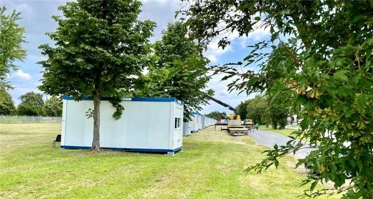 Errichtung der ersten Notunterkünfte am Mendiger Flugplatz.Quelle: Verbandsgemeinde Mendig