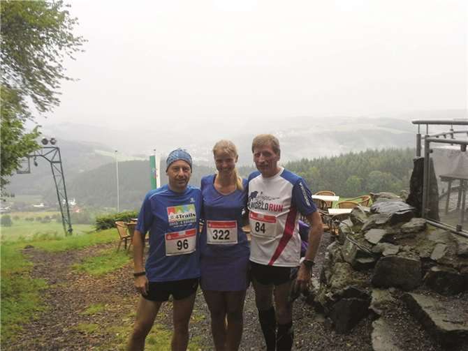 Erschöpft, aber Glücklich: Fräggle, Cordula und Herbi nach ihrem Berglauf.