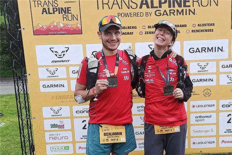 Erschöpft, aber zufrieden nach 243 km am Rechensee/ Italien am Ziel: Martha König und Benjamin Bauer-König. Foto: privat