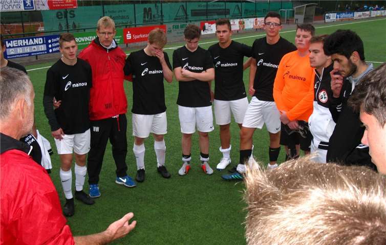 Erschöpft lauschten die Jungs der kritischen Schnellanalyse unmittelbar nach dem Spiel. JSG Ellingen/Melsbach/Rengsdorf