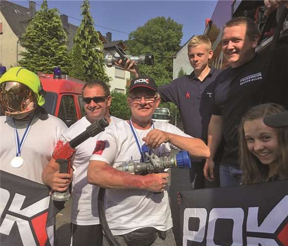 Erschöpft von einem anstrengenden Wochenende, aber sichtlich stolz, präsentieren Mitglieder der Feuerwehr und der Jugendfeuerwehr Ediger-Eller die gespendeten Ausrüstungsgegenstände der Firma POK und Bullard. Die beiden Hohlstrahlrohre werden zukünftig auf dem Hilfeleistungslöschfahrzeug mitgeführt und ersetzen dort das defekte Strahlrohr des Schnellangriffs bzw. ergänzen die Beladung des Fahrzeuges für die Brandbekämpfung. FF Ediger-Eller