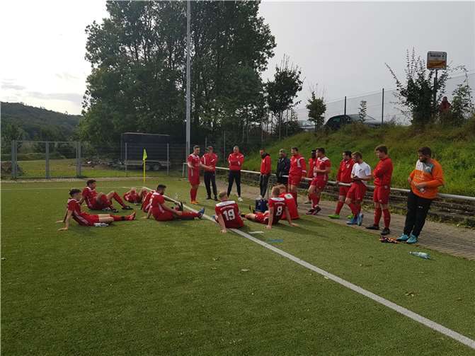 Erschöpfte rot-weiße Spitzbuben am Spielfeldrand.Foto: privat
