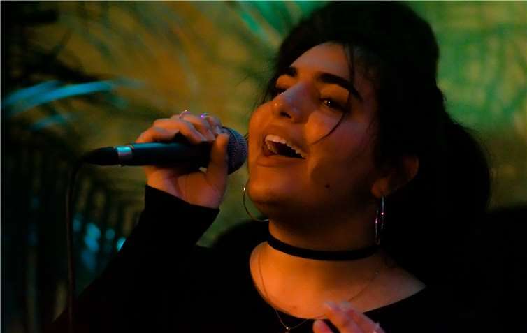 Erst 16 Jahre jung ist das Remagener Gesangstalent Maria Daoud.