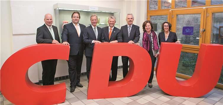 Erst Anfang der Rheinbacher CDU war der Botschafter der Ukraine in der Bundesrepublik Deutschland, Andrij Melnyk (Mitte) der Festredner. Ihn begrüßen u.a. (v.li.) Joachim Schneider, Oliver Baron, Bundestagsabgeordneter Dr. Norbert Röttgen, Bürgermeister Stefan Raetz, Landtagsabgeordnete Ilka von Böselager und Silke Josten-Schneider. -Jost