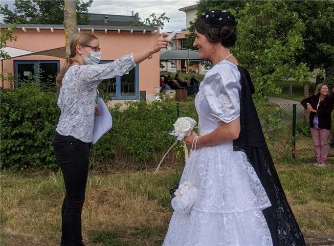 Erst Fiebermessen Eure Hoheit.