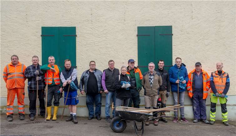Erst aufgereiht, dann (den Müll) aufgespießt. Bei der Aktion „Pädche botze“ wurden Pläne zum Kampf gegen den Müll nicht geschmiedet, sondern umgesetzt. Foto: Ulla Bergob