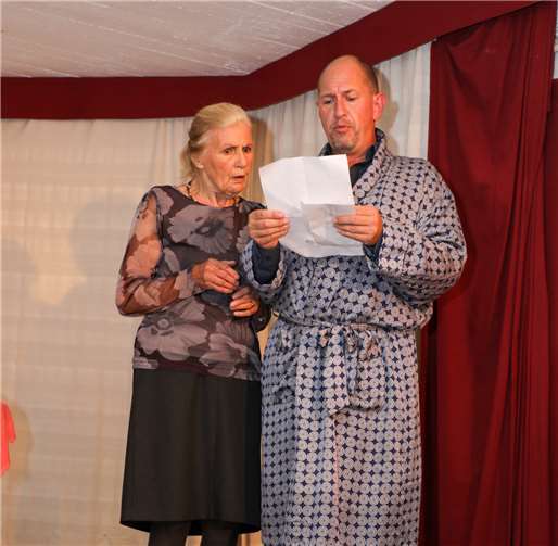 Erst ein Brief vom Arzt klärt das Missverständnis um das angeblich schwangere Hausmädchen auf.