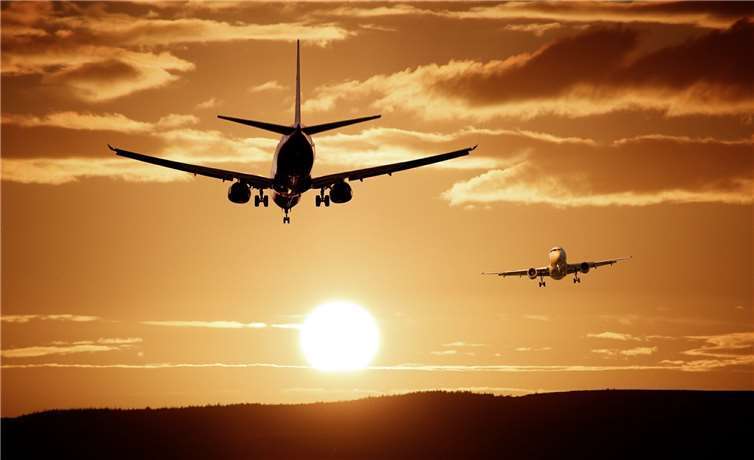 Erst im Flieger zurück konnten sich die Indien-Freiwilligen dann endlich entspannen. Foto: pixabay/ThePixelman