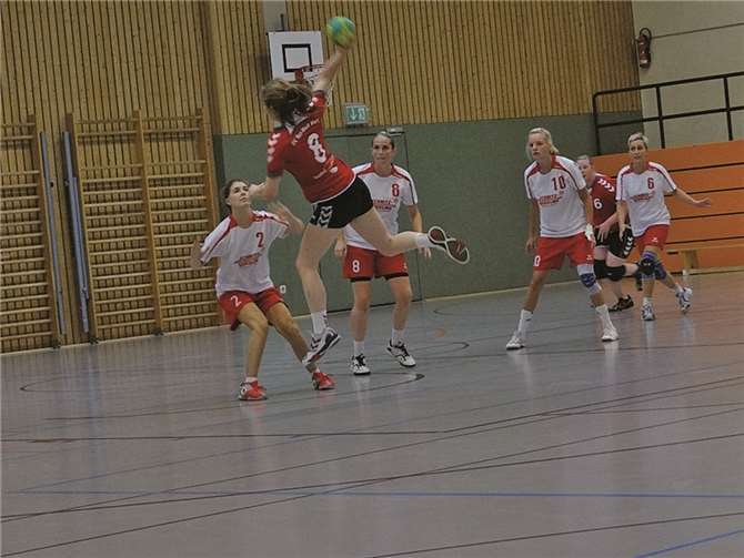 Erst in der Schlussphase konnten sich die Handballerinnen des SV Rot-Weiß Merl ein wenig absetzen.privat