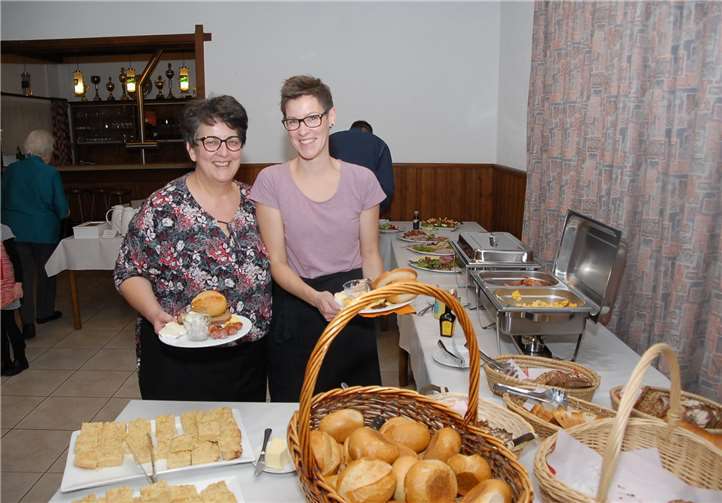 Erst mal stärken: An den Anfang der Informationsveranstaltung hatte die Gemeinde ein opulentes Frühstück gestellt, das von den Bürgern gern in Anspruch genommen wurde. Nahezu 100 Personen nahmen an der Veranstaltung teil.