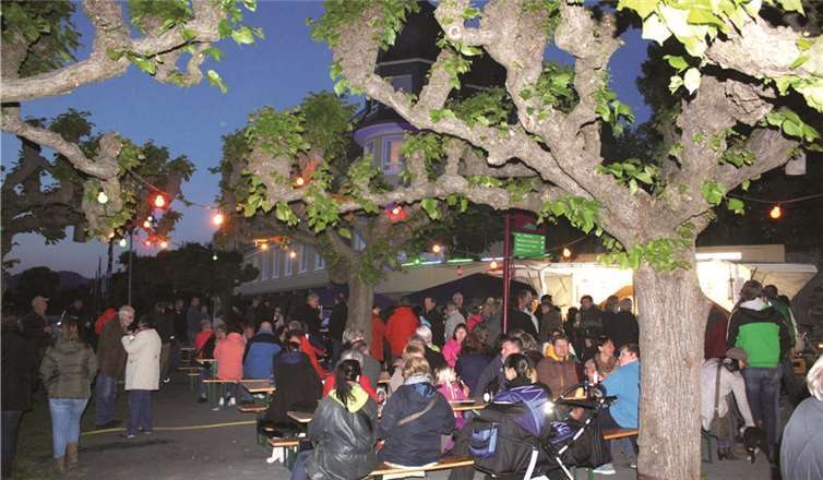 Erst mit zunehmender Dämmerung sicherten sich die Gäste der Strünzer eine guten Platz für das Höhenfeuerwerk.