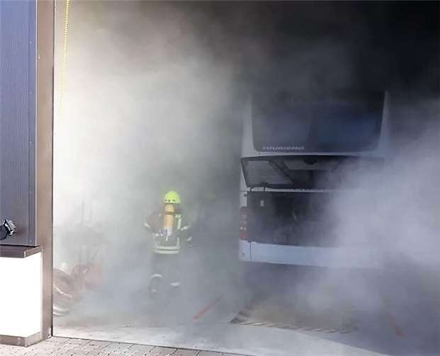 Erst nach Erkundung der Sachlage konnten die Atemschutzgeräteträger zur Personensuche in die völlig verrauchte Werkstathalle vorgehen.  Freiwillige Feuerwehr Winningen