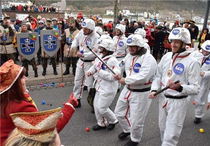 Erst schien es, als würden Bundeswehrspezialeinheit und Narren heftig aufeinanderprallen.