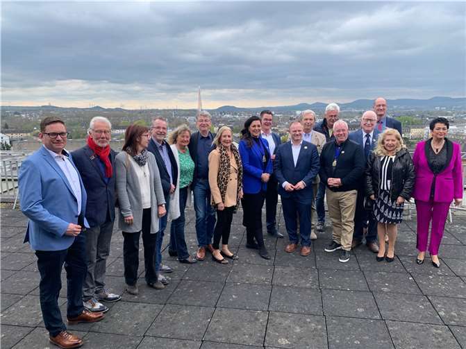 Erst trugen sich die britischen Gäste ins Gästebuch der Stadt ein, dann wurde noch schnell ein Erinnerungsfoto auf dem Dach der Stadtverwaltung zusammen mit der Stadtspitze und dem Freundeskreis Neuwied-Bromley gemacht.  Foto: Stadt Neuwied/Ursula Kluwig