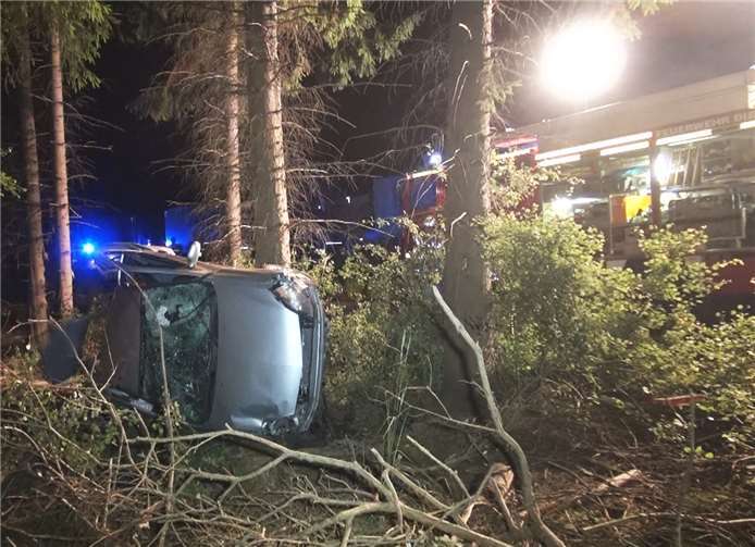 Erst überschlug sich sein Auto, dann wurde der Fahrer vom LKW erfasst und getötet.Winkler TV