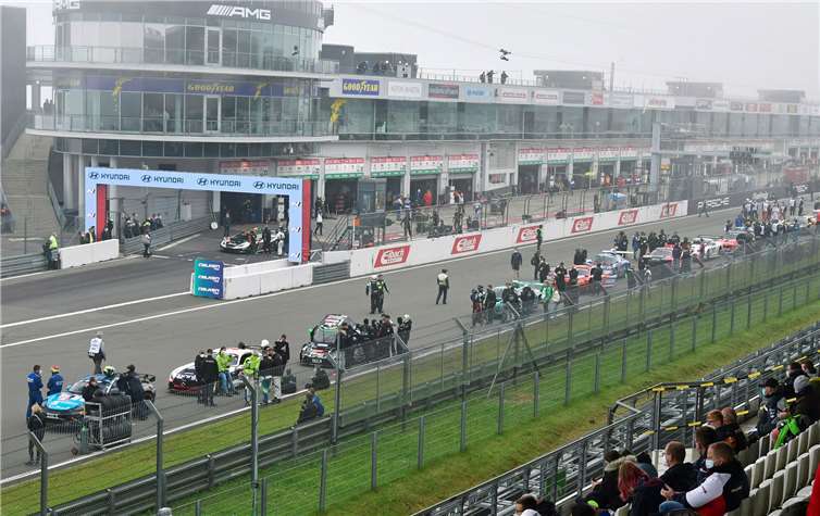 Manthey holt sich den Sieg beim ADAC TOTAL 24h-Rennen Erst um 11:40 Uhr hatte sich am Sonntag die Witterungsbedingungen soweit verbessert, dass die Rennleitung die Fahrzeuge auf die Einführungsrunde zum Neustart schickte.